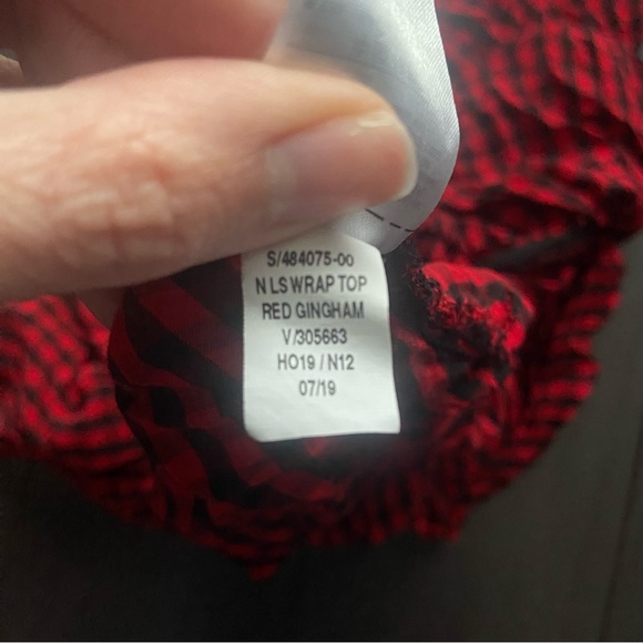 Old Navy red & black gingham faux wrap top size small EUC - Picture 3 of 7
